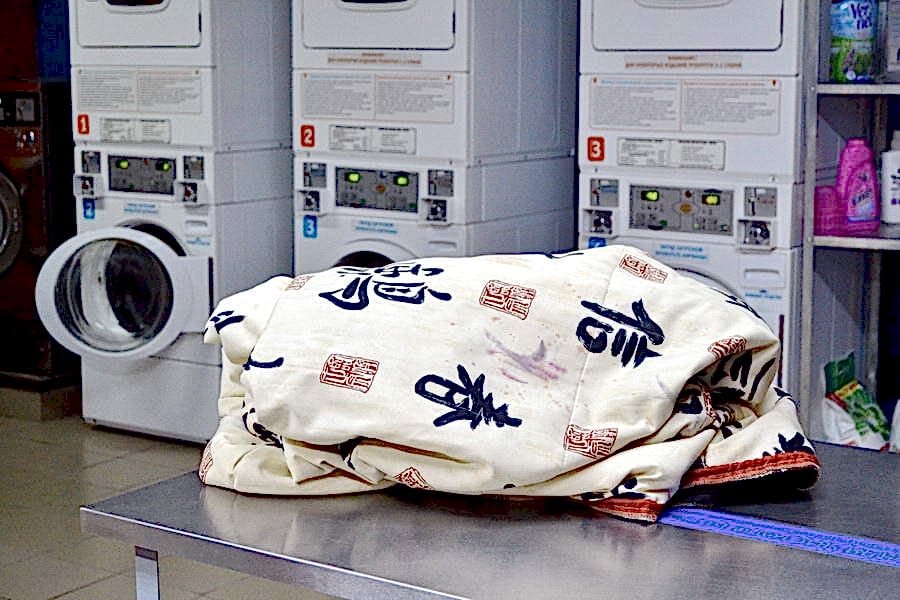 Подготовка чехла от дивана к стирке в Алматы