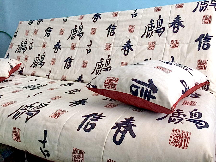 Постиранный чехол на диване