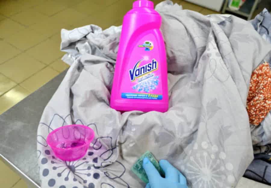 Обработайте все пятна пятновыводителем