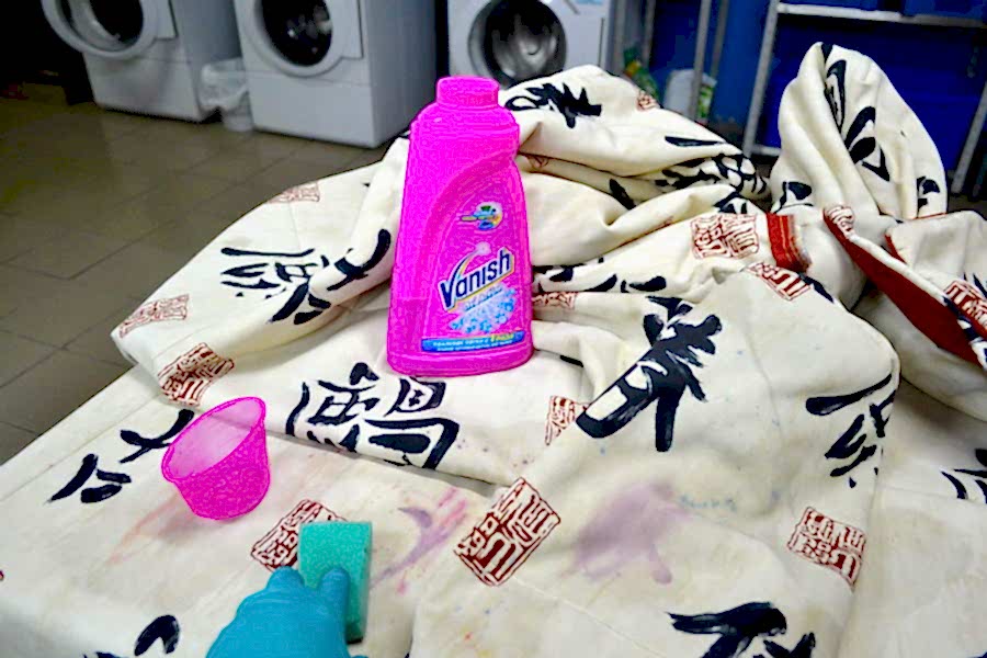 Обработка чехла от дивана пятновыводителем Vanish