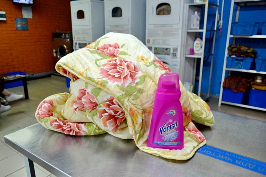 Если на Вашем одеяле присутствуют пятна, обработайте их пятновыводителем Vanish