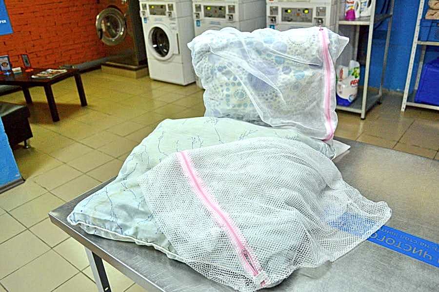 На подушки обязательно необходимо надеть сетчатый мешок!