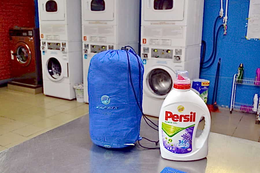 Для стирки спальника мы рекомендуем использовать жидкое моющее средство!