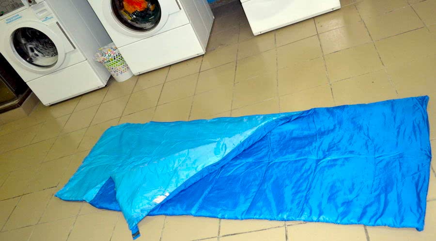 Подготавливаясь к стирке спальника в Алматы, вытряхните песок из него и проверьте нет ли в нем лишних вещей.