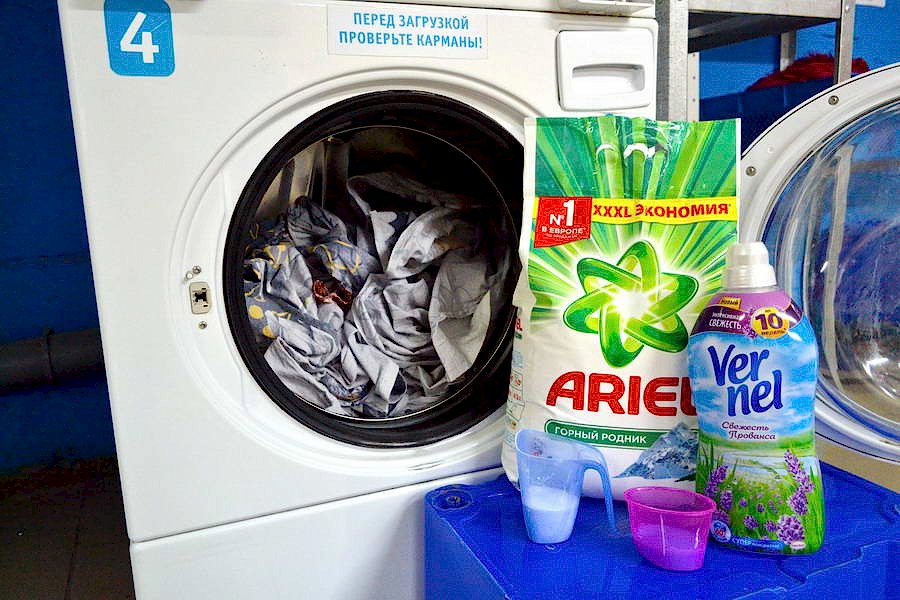 При загрузке постельного белья в барабане должно остаться 1/3 пустого пространства