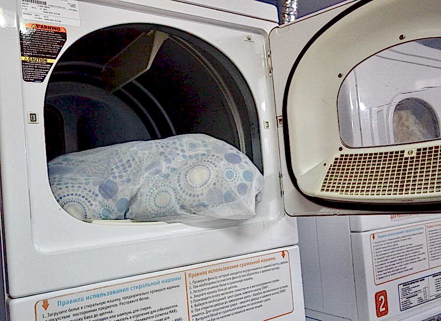 Перед автоматической сушкой убедитесь, что для Вашей подушки она подходит!