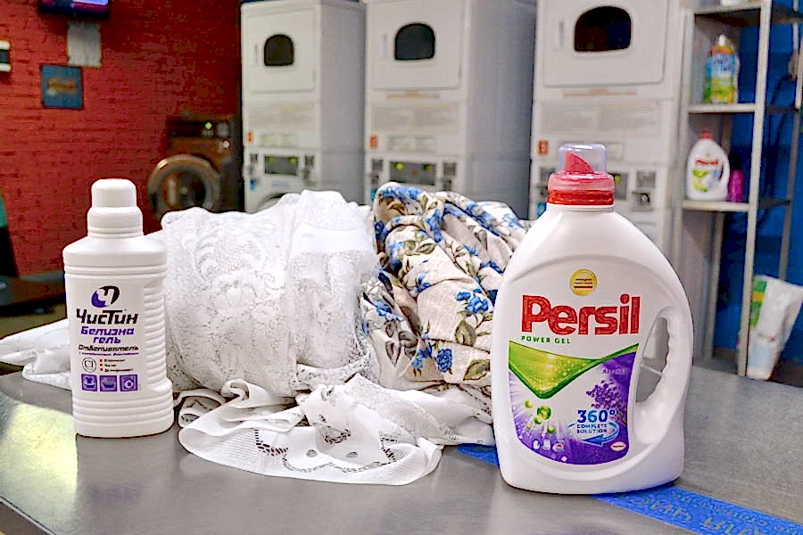 Для стирки штор и занавесок мы выбрали жидкий Persil и гель-белизну ЧисТин