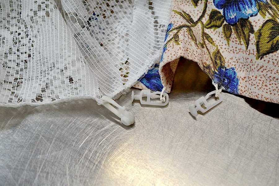 Обязательно застегните крючки перед стиркой штор, либо снимите их!